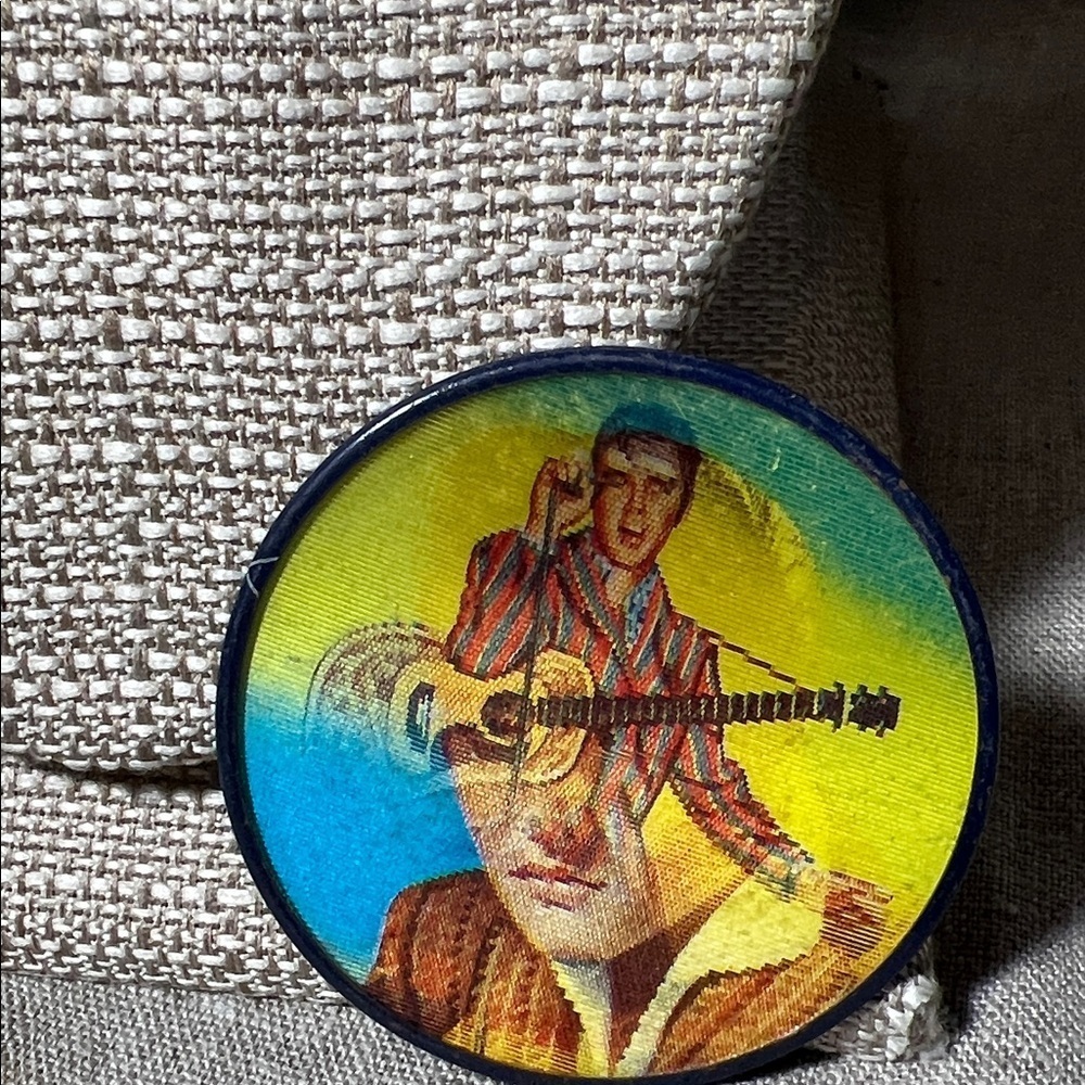Vari-Vue Lenticular Images of Elvis Presley Pin c.1956. WA508